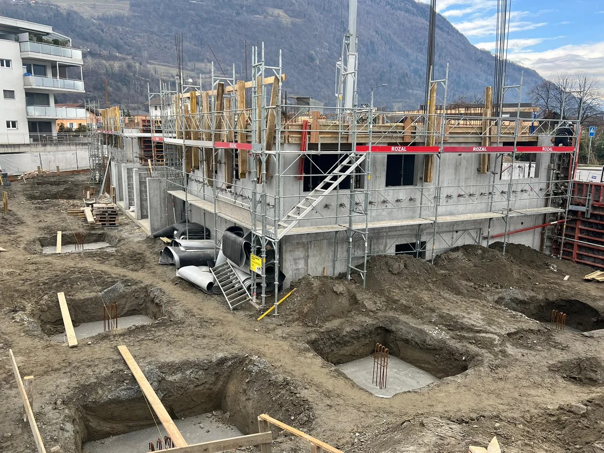 Vue d’ensemble de la structure d’un bâtiment et des coffrages